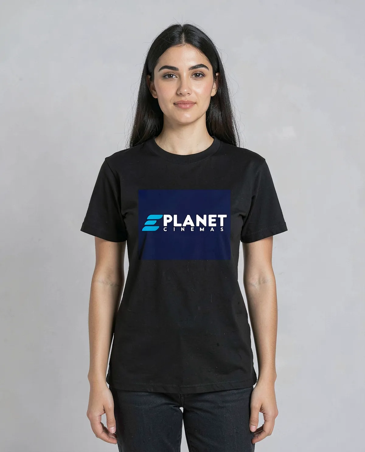 T‑shirt nera – taglio moderno e snello 0