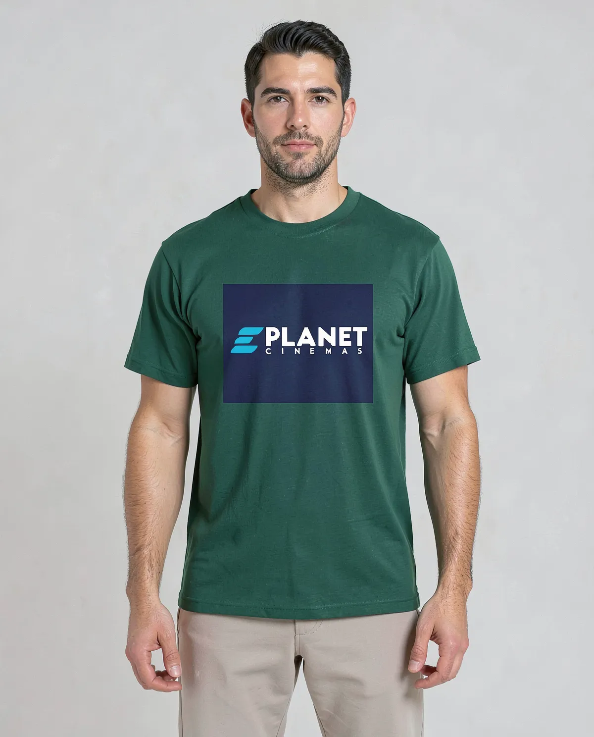 Maglietta verde con design astratto vivace 0