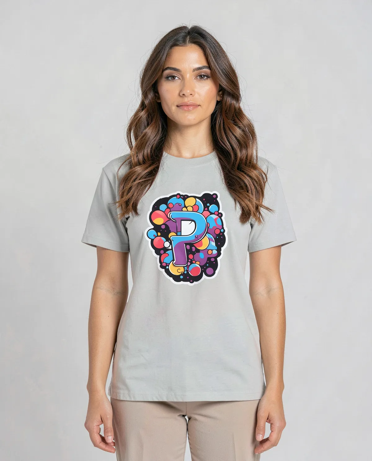 T-Shirt bianca con grafica audace 0