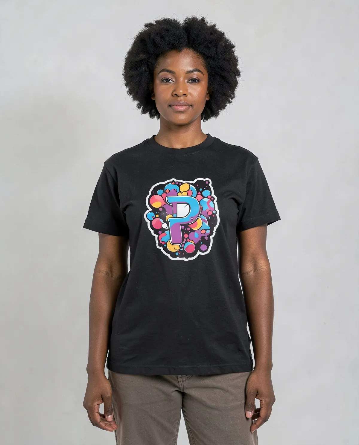 T-Shirt nera con design personalizzato 0