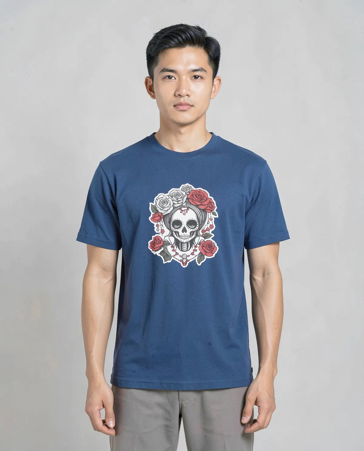 T‑shirt blu con stampa grafica personalizzata 0
