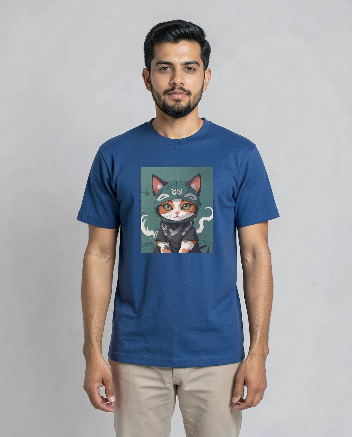 T‑shirt blu con design grafico audace 0