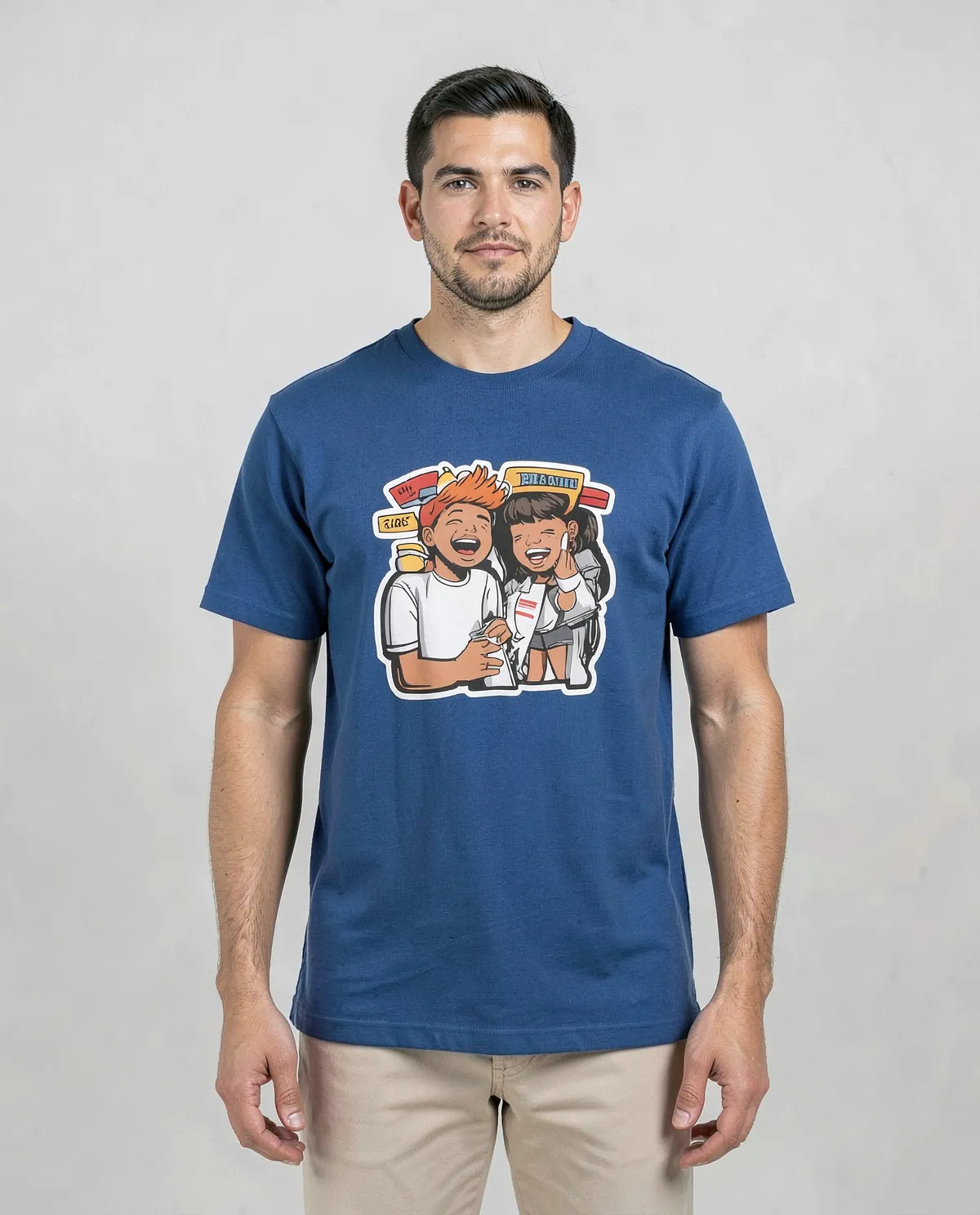 T‑shirt blu con design grafico audace 0