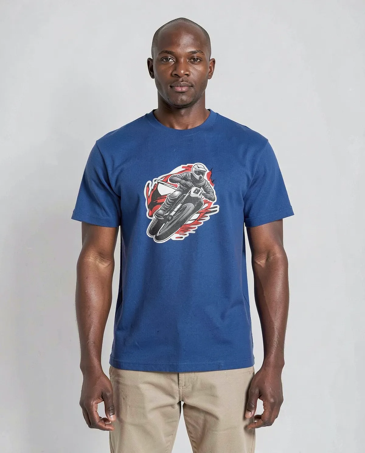 T‑shirt blu con design pulito e moderno 0