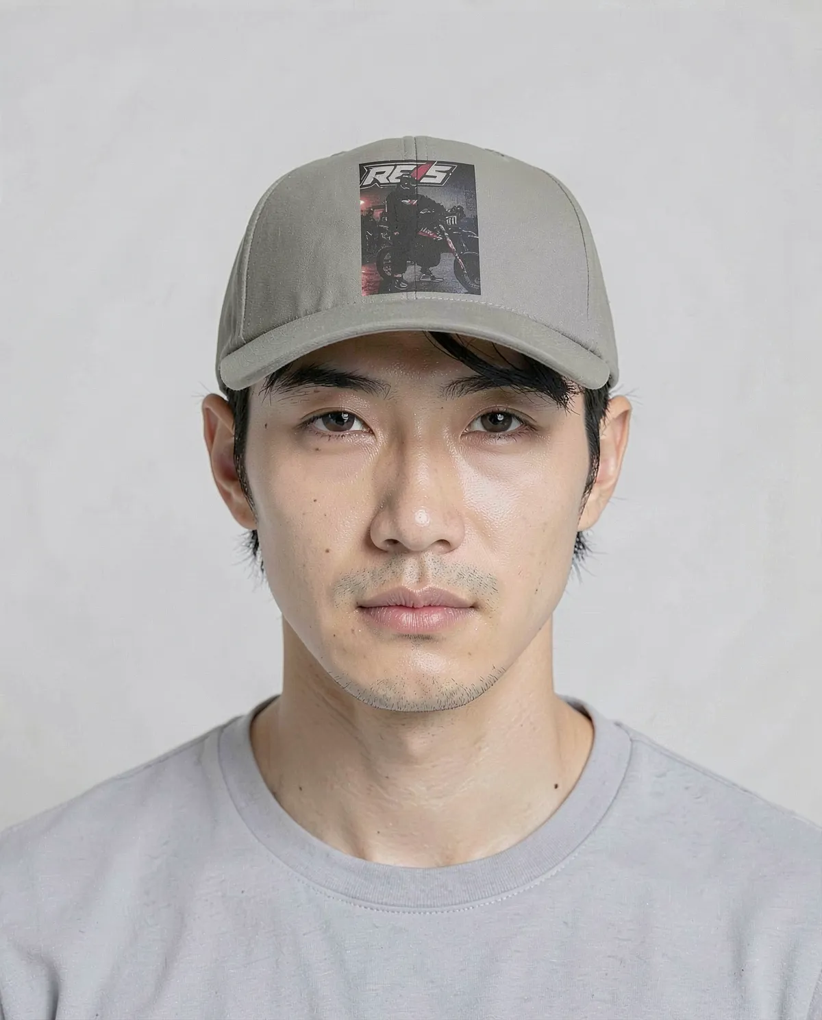 Cappellino grigio con chiusura a velcro regolabile 0