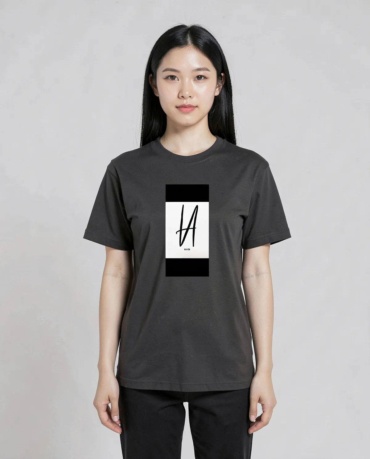 T‑shirt nera – Taglio moderno e elegante 0