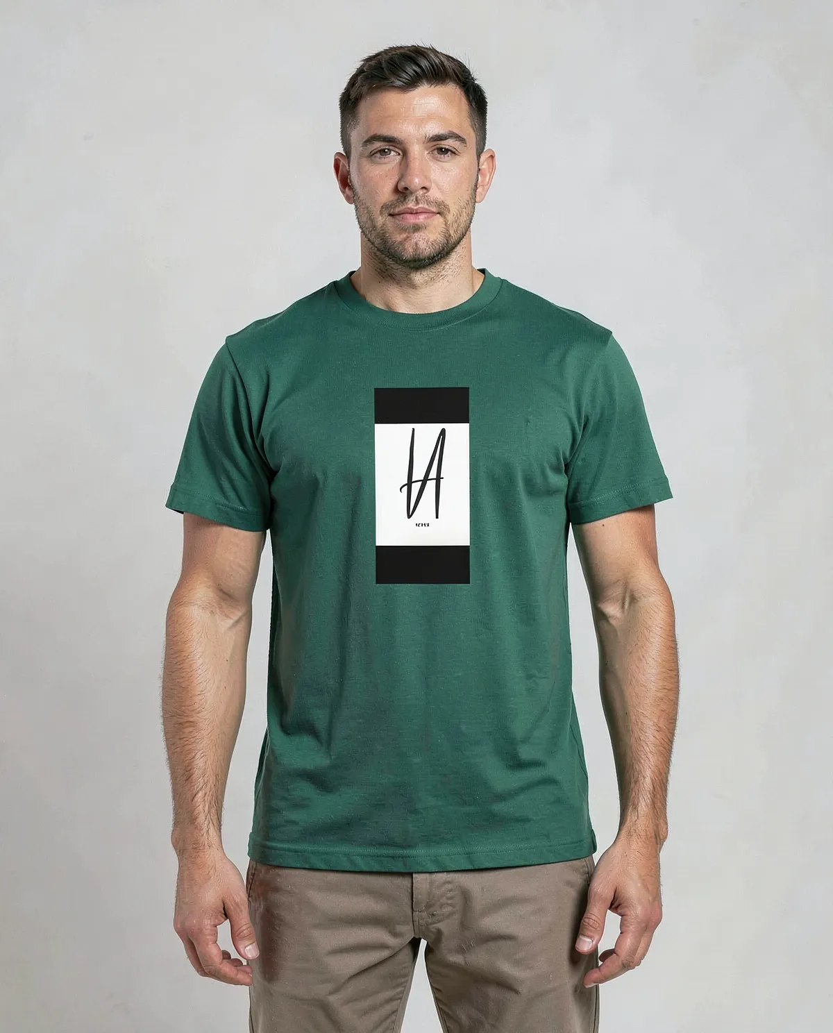 Maglietta verde con design grafico vivace 0