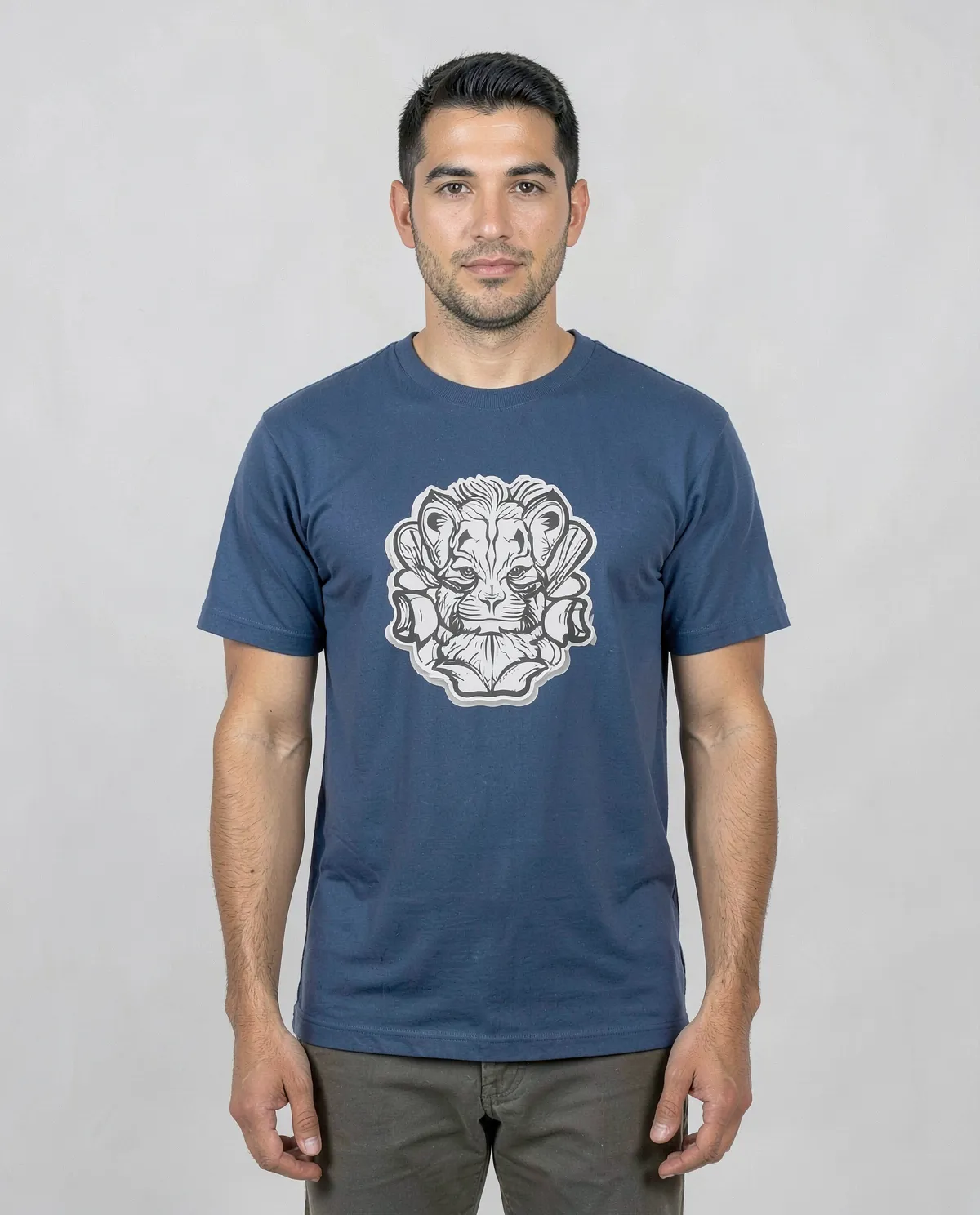 T-Shirt blu con stampa grafica audace 0